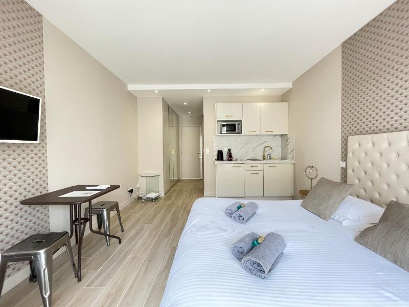 City view Studio with Terrace 3 image 1