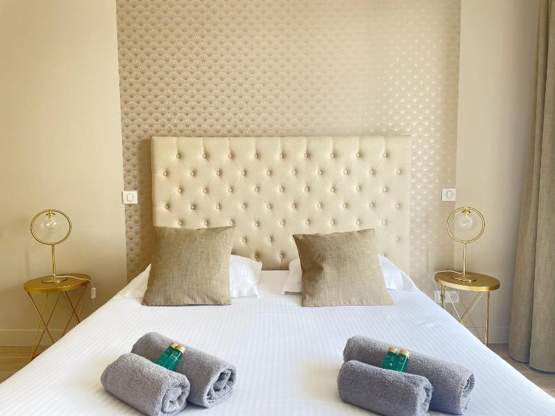 City view Studio with Terrace 3 image 3