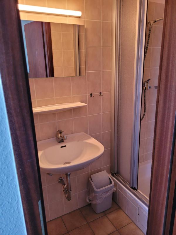 Budget Twin Room image 4