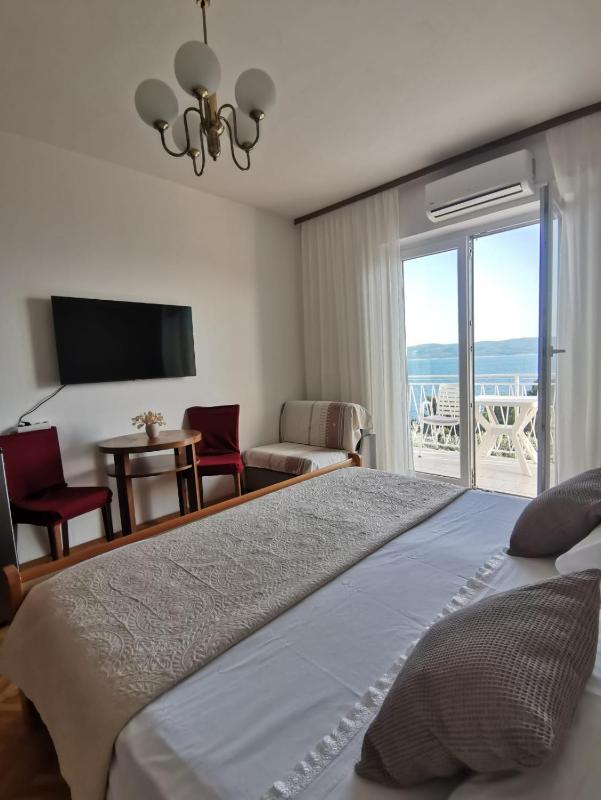 Triple Room with Balcony and Sea View image 1