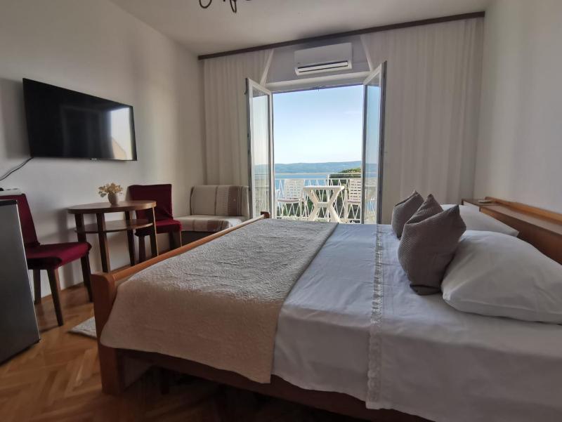 Triple Room with Balcony and Sea View image 4