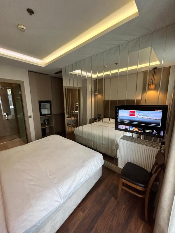 Small Double Room image 2