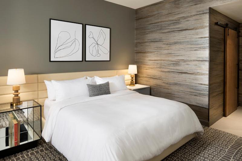 King Guest Room image 1