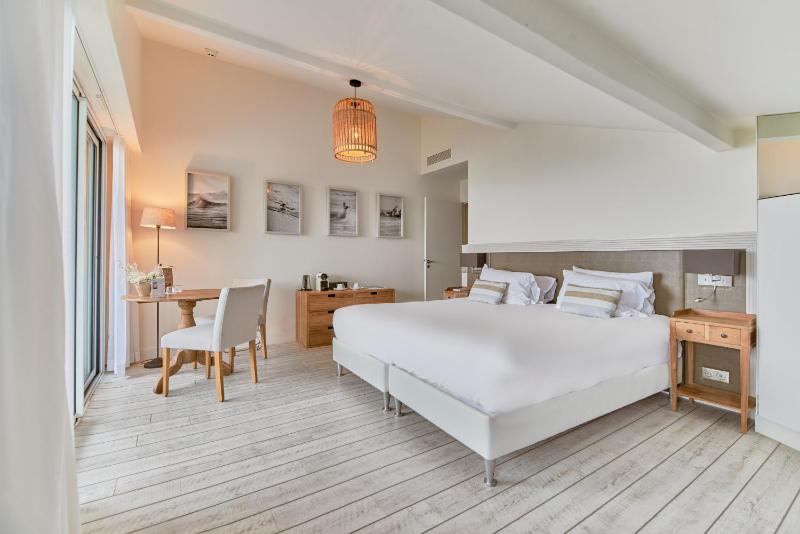 Double Room with Sea View image 4