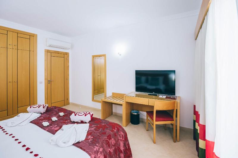 Deluxe One-Bedroom Apartment image 3