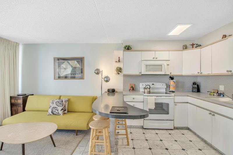 High Rise Ocean View Waikiki Condo FREE Parking & Wi-Fi - image 11