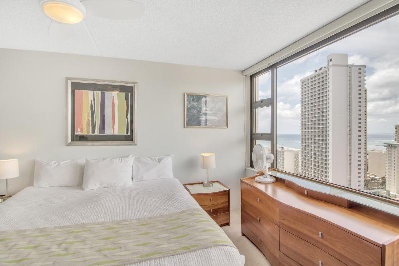 High Rise Ocean View Waikiki Condo FREE Parking & Wi-Fi - image 14