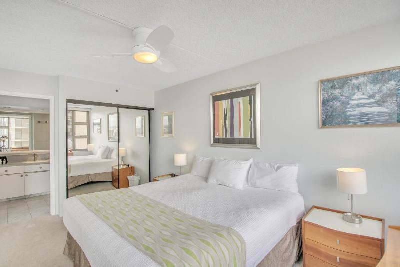High Rise Ocean View Waikiki Condo FREE Parking & Wi-Fi - image 7