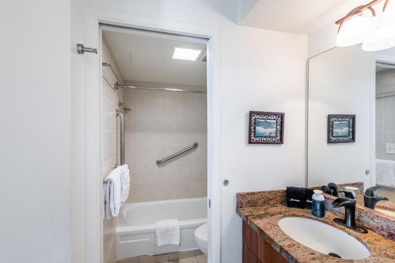 Deluxe Condo with Pool View Free Parking & Wi-Fi - image 7