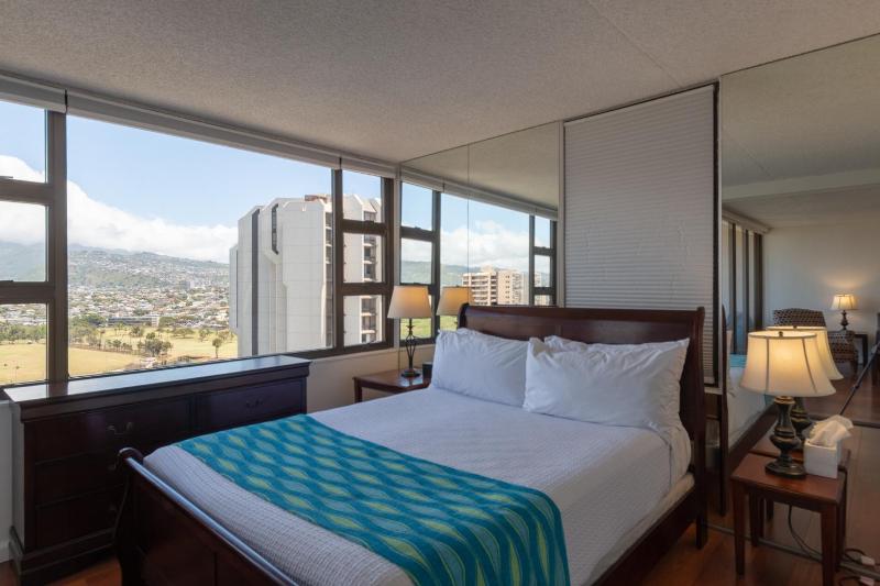 21st Floor Condo With View of Ko'olau Mountains and the Ala Wai Canal condo - image 1