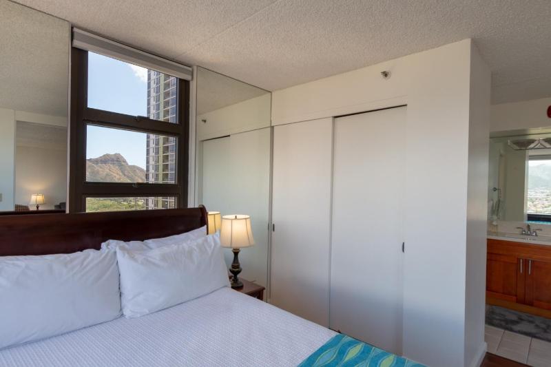 21st Floor Condo With View of Ko'olau Mountains and the Ala Wai Canal condo - image 14