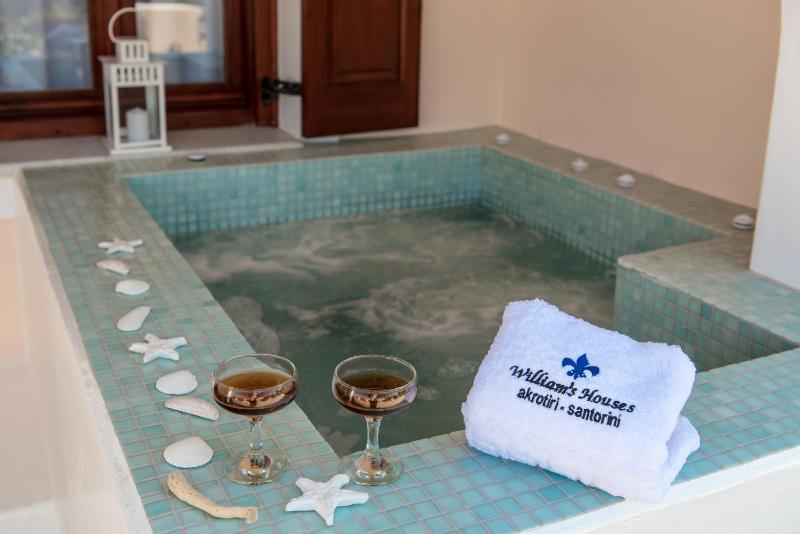 Studio with Outdoor Hot Tub and Sea View image 3