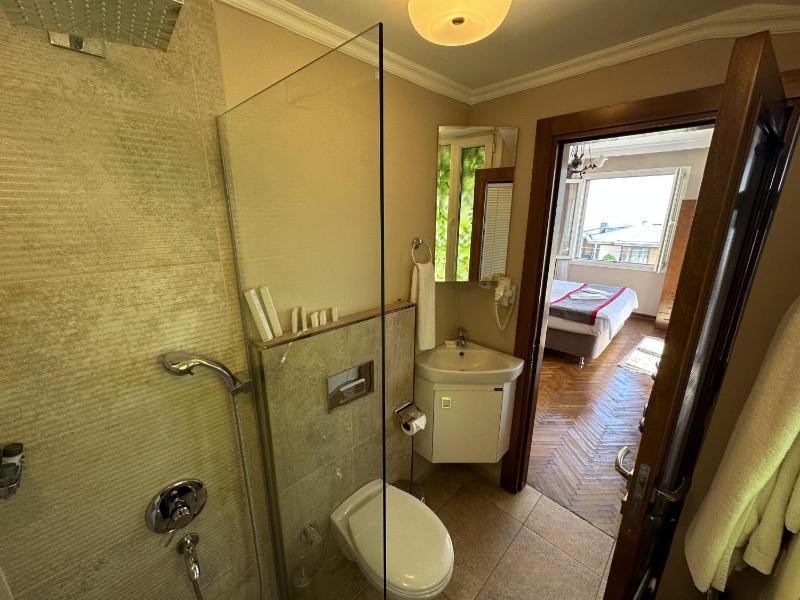 King Room with Balcony image 2