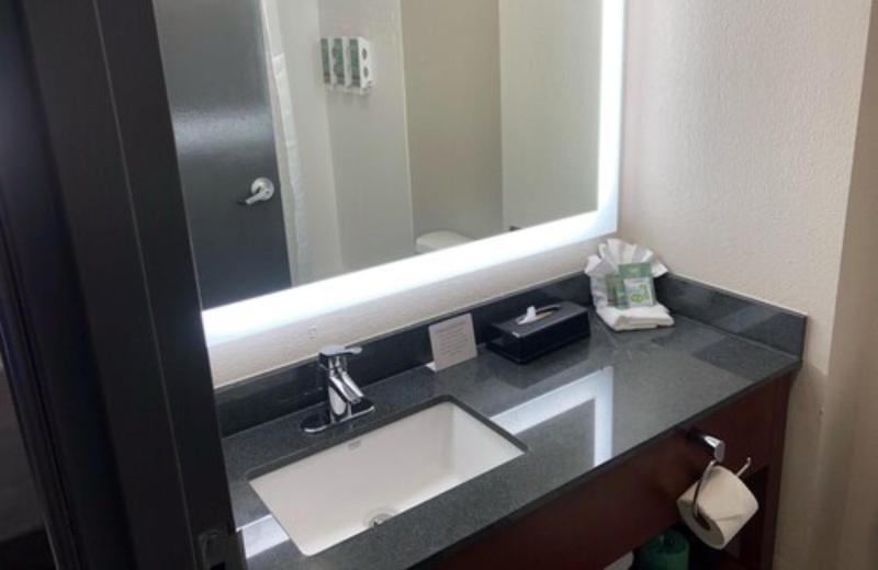 King Room with Mobility Accessible Tub image 3