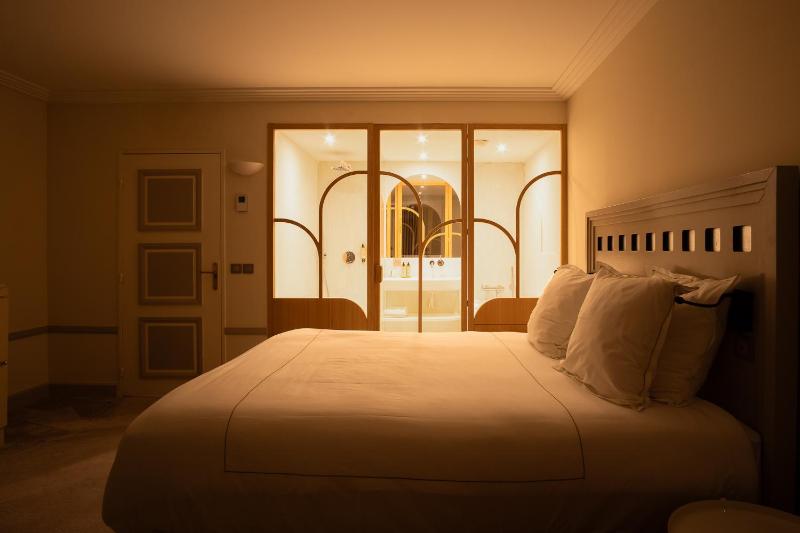 Deluxe Family Suite image 3