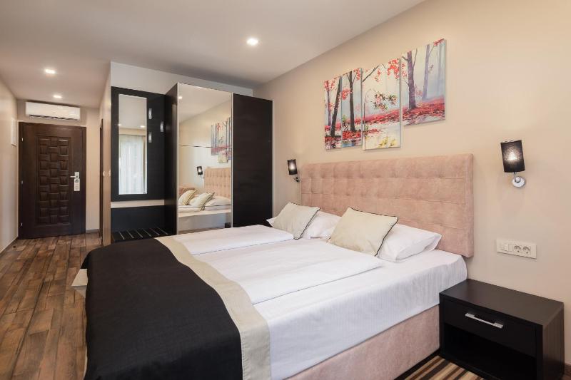 Superior Room with Balcony with Sea View image 3