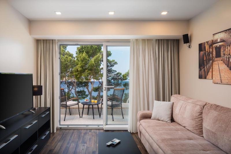 One-Bedroom Apartment with Balcony and Sea View image 4