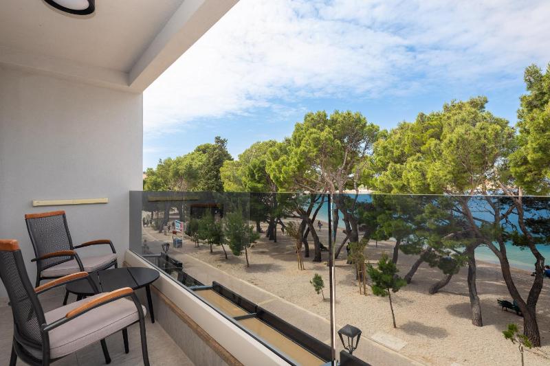 One-Bedroom Apartment with Balcony and Sea View image 3