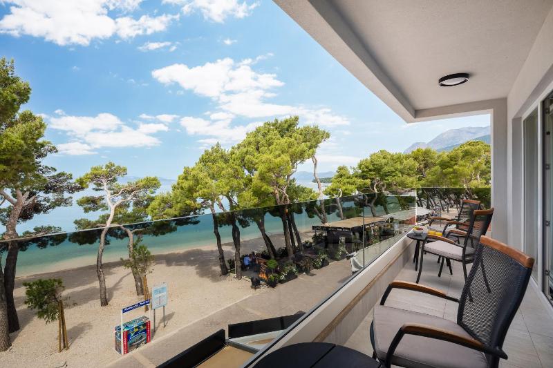One-Bedroom Apartment with Balcony and Sea View image 2