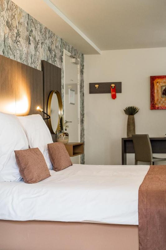 Deluxe Double Room with Bath image 1