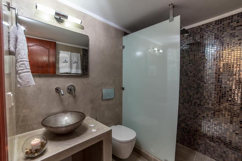 Honeymoon Suite with Indoor Hot Tub and Caldera View image 2