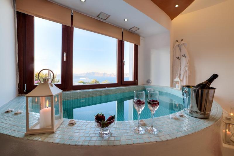Honeymoon Suite with Indoor Hot Tub and Caldera View image 1