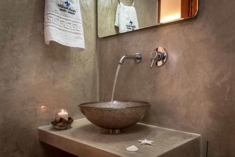 Honeymoon Suite with Indoor Hot Tub and Caldera View image 3