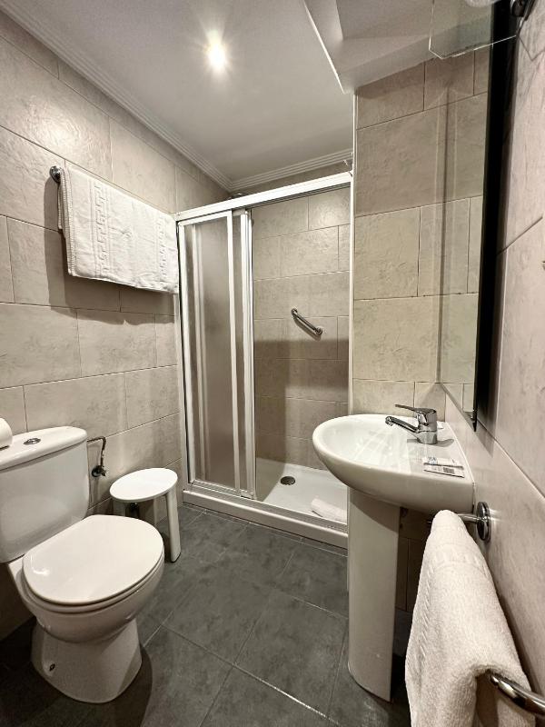 Standard Double Room image 3