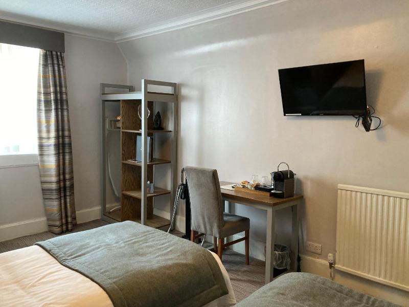 Double or Twin Room image 3