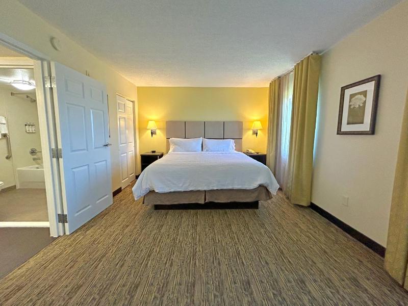 One-Bedroom Queen Room with Mobility Accessible Tub - Non-Smoking image 4