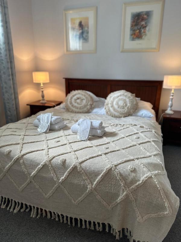 King Suite with Balcony image 3