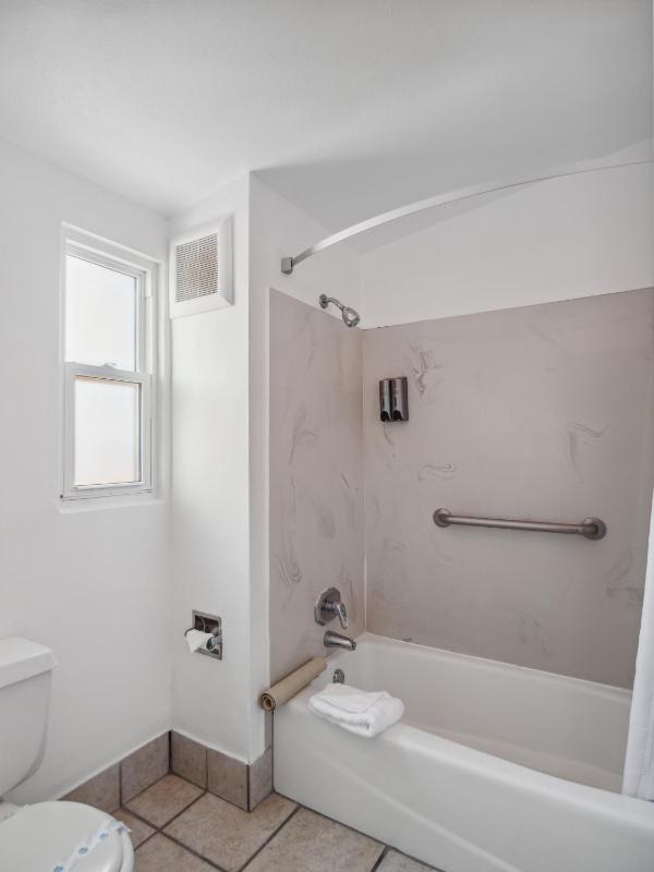 Standard King Room image 1