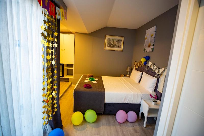 Double Room with Balcony image 4