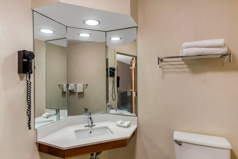Deluxe King Room Disability Access Non-Smoking image 2