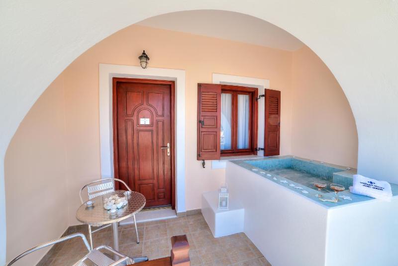 Studio with Outdoor Hot Tub and Sea View image 2