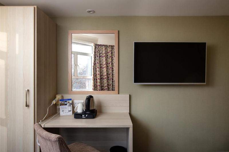 Standard Twin Room image 3
