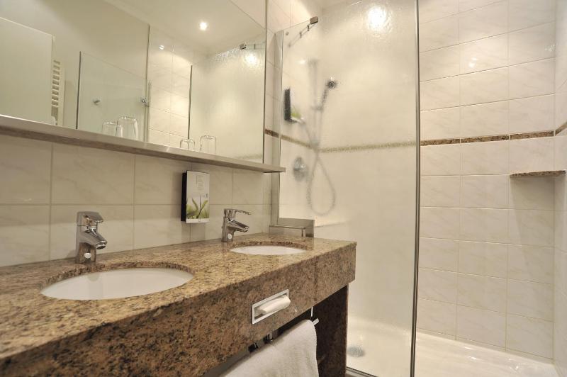 Standard Triple Room image 2