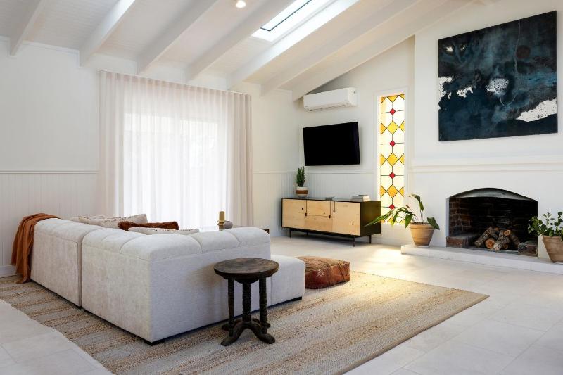Kirra Beach House - relax in pool & sauna - image 11
