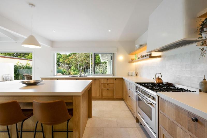 Kirra Beach House - relax in pool & sauna - image 15