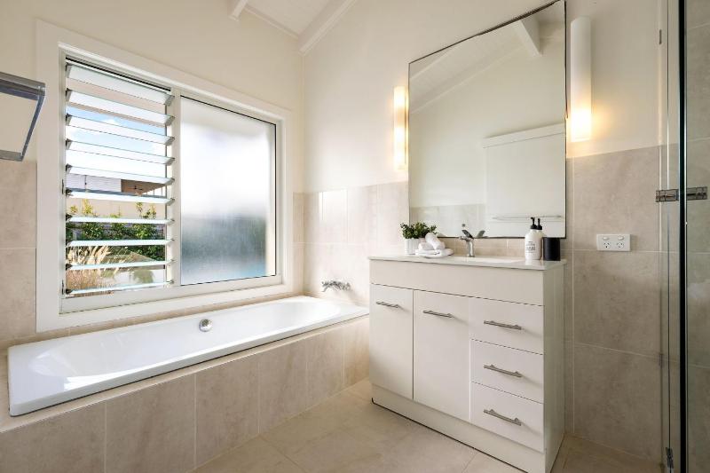 Kirra Beach House - relax in pool & sauna - image 2