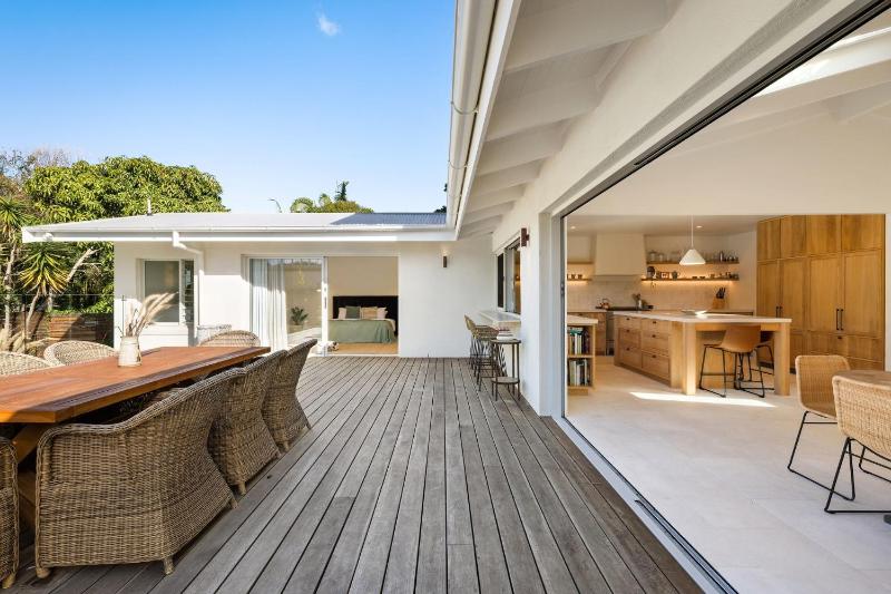 Kirra Beach House - relax in pool & sauna - image 14