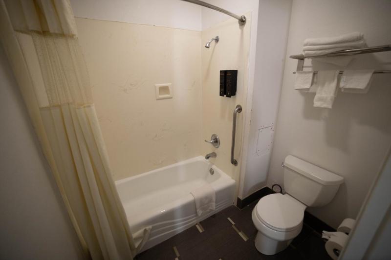 Queen Room with Two Queen Beds - Non-Smoking image 3