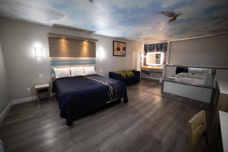 King Room with Spa Bath image 3