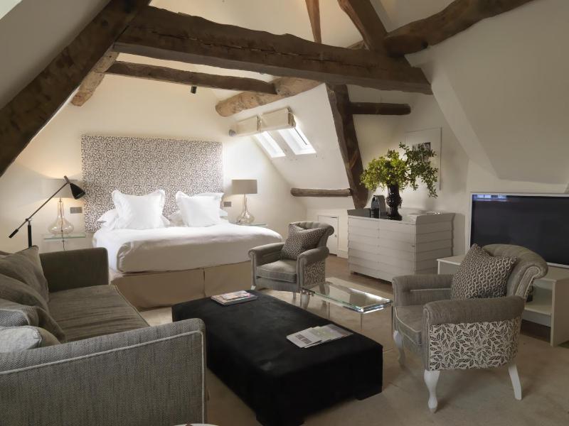 Deluxe King Room image 2