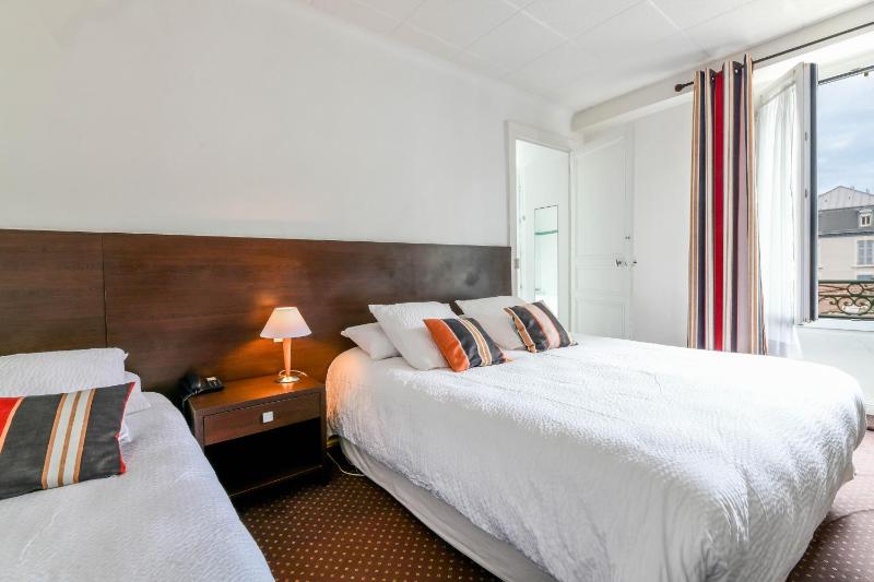 Superior Triple Room image 1