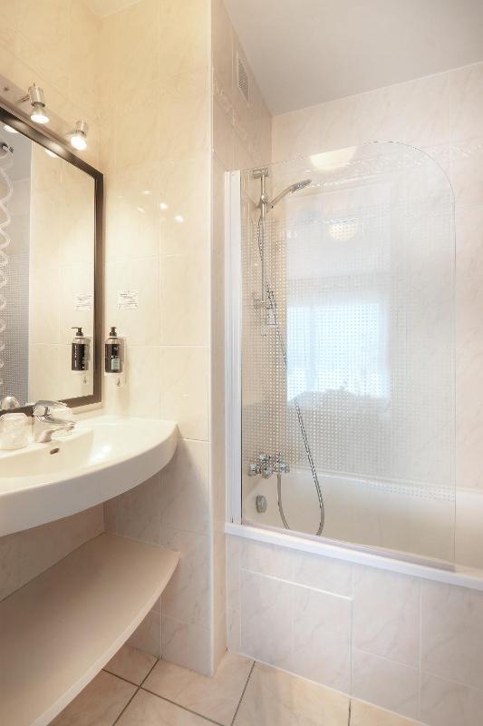Double Room with Sea View image 2