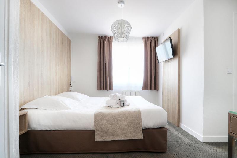 Economy Double Room - Courtyard side image 4