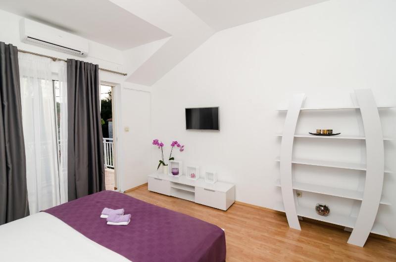 One Bedroom Apartment with Balcony image 2