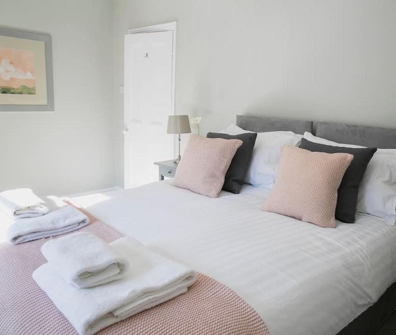 Valley Road Fabulous 4 bedroom house - image 16