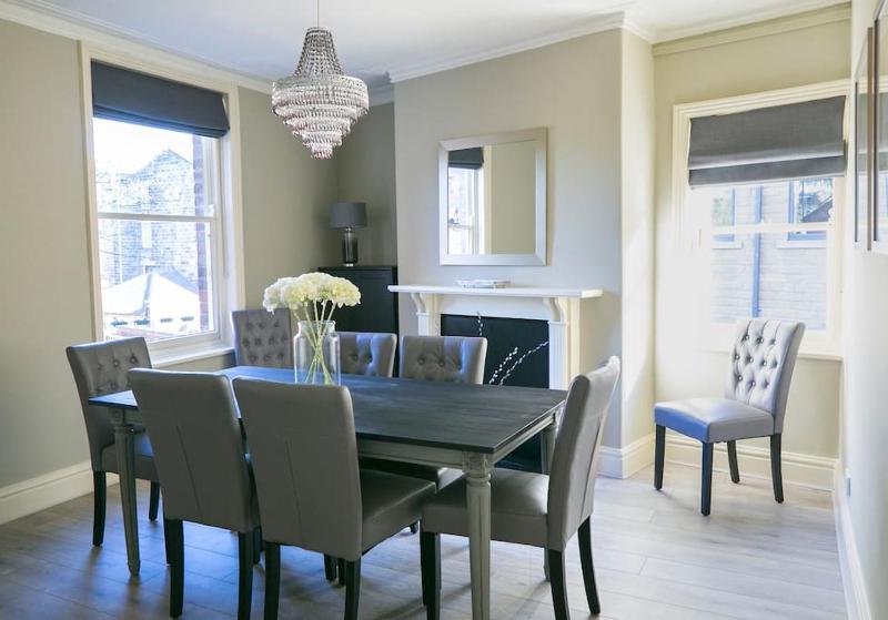 Valley Road Fabulous 4 bedroom house - image 3